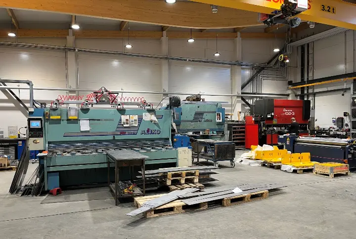 Toivalan Metalli: Kuva yrityksen hallin sisätiloista.