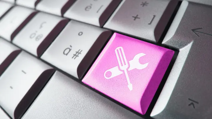 Kuvituskuva: Tietokoneen näppäimistö,jossa yhdessä näppäimessä on työkalun kuvake.